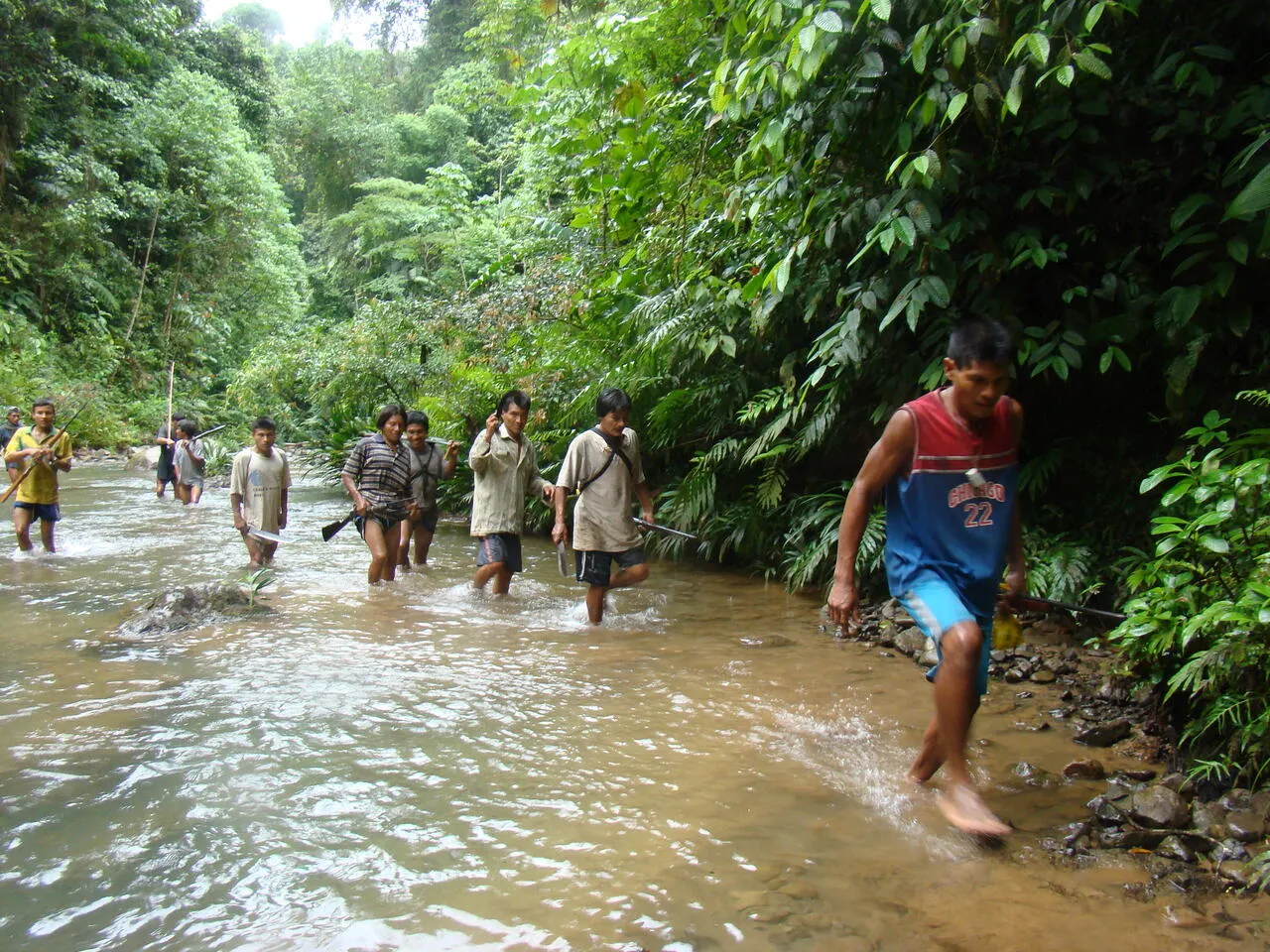Emberá hunters moving through the Darién jungle (2 of 33)
