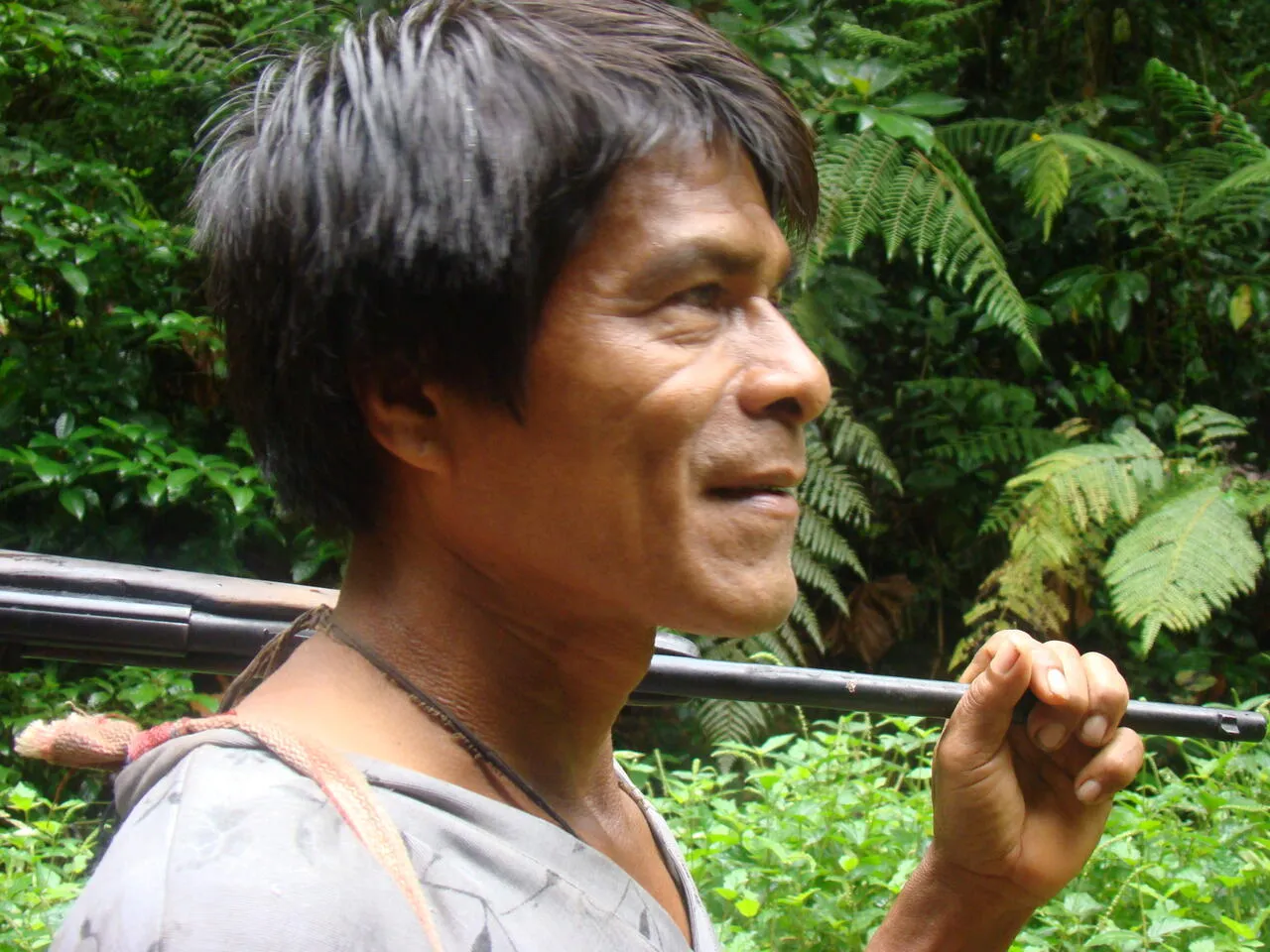 Emberá hunters moving through the Darién jungle (10 of 33)