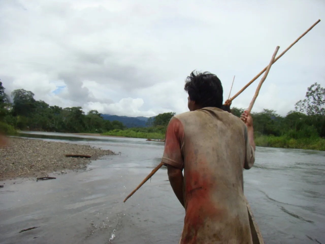 Piragua canoes on the riverbank (31 of 33)