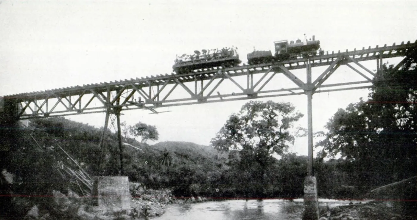 A Chiriquí Railroad train crossing a bridge, in 1925